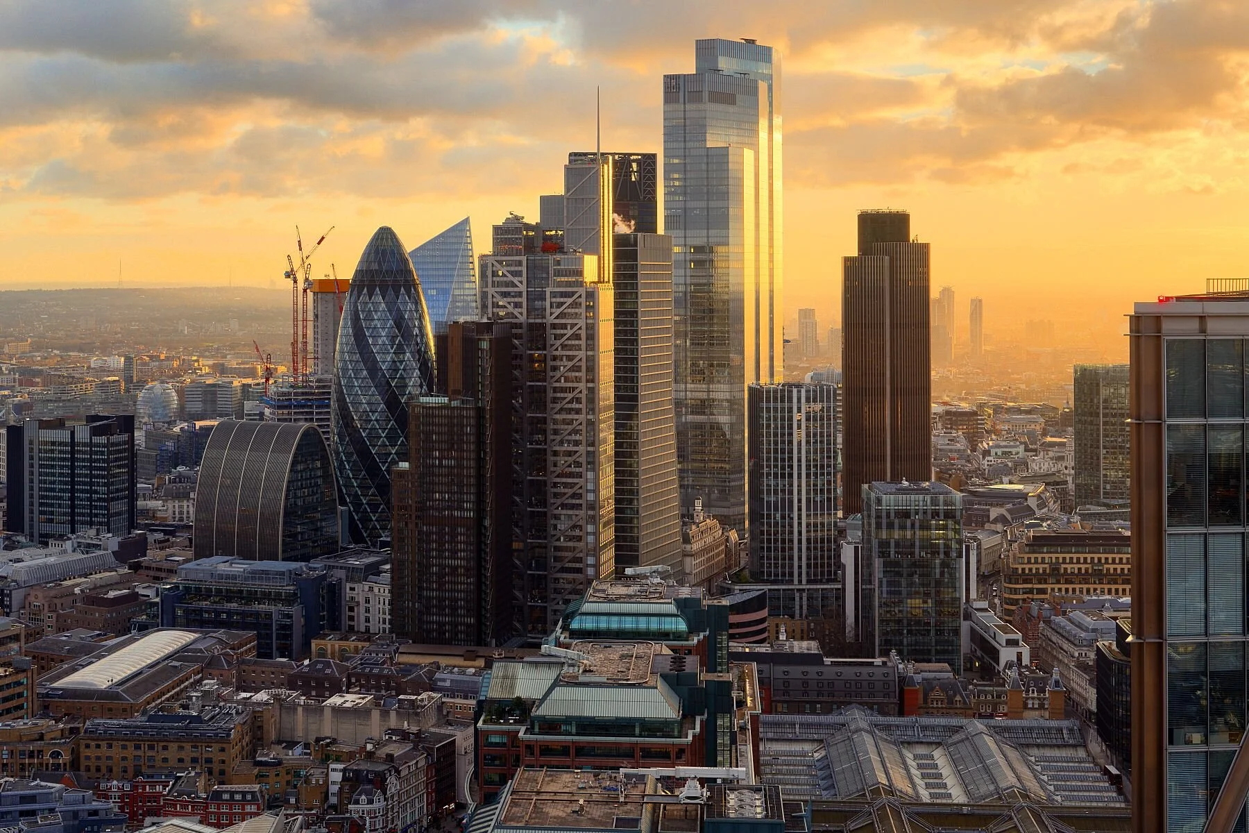 Skyline financeiro de Londres ao pôr do sol